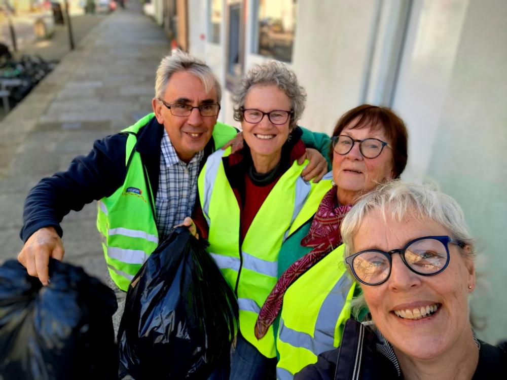 Eco Group Litter Pick in Penryn